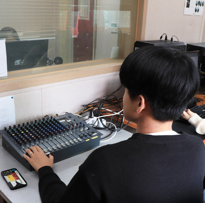 라디오 부스 기술부.