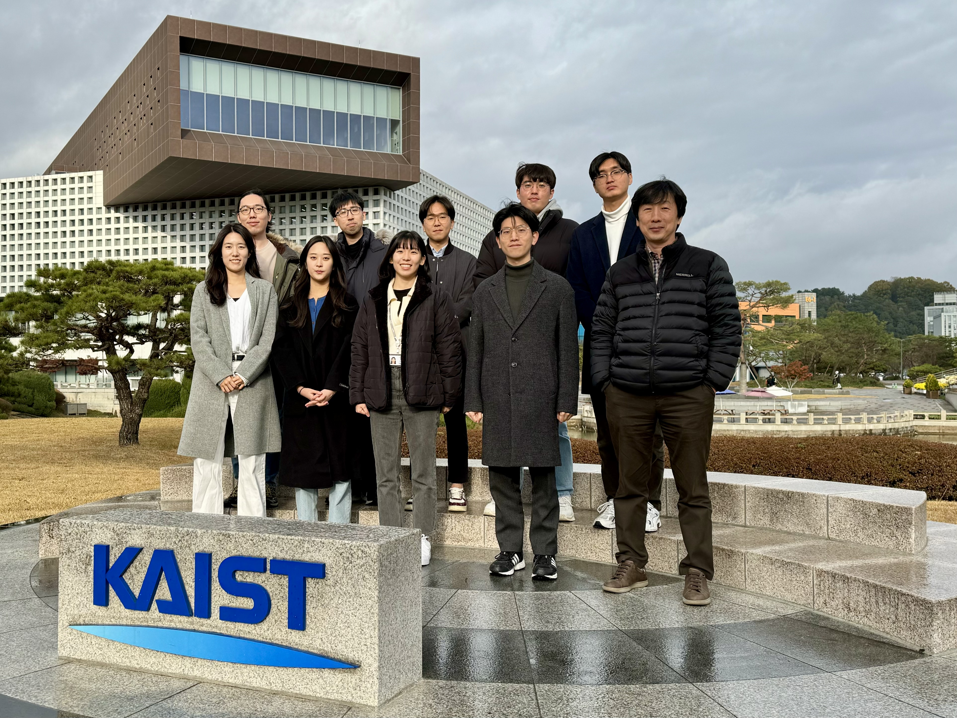 응용 스핀트로닉스 연구실 단체사진. ⓒKAIST 응용 스핀트로닉스 연구실
